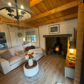 White River Retreats luxury lodges with Private Wood Fired Hot Tubs, готель у місті Chwilog