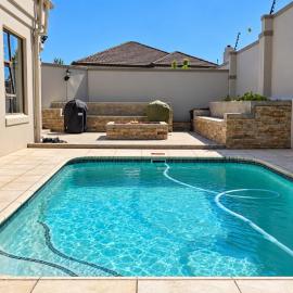 Spacious, modern family home in Van Riebeeckshof, Durbanville, hotel u gradu Welgemoed