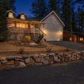 Serenity Knoll - Hot Tub, Walk to Lake, Pool Table, Deck, Barbecue