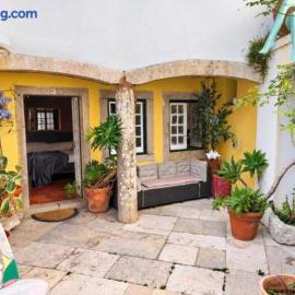 Cozy tiny Room in 17th century Villa in Sintra Historic Center, BBQ, Snooker, Patio and Piano - Velvet Sintra, hotel sa Sintra