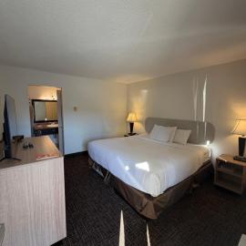 Howard Johnson by Wyndham Downtown Kamloops، فندق في كاملوبس