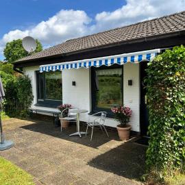 Fewo am Wittensee - Ferienhaus mit Seezugang und priv Bootssteg 1x über die Straße