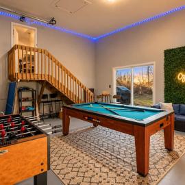 Lake Geneva Family House Pool Table Fireplace and Sleeps 10