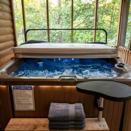 Mountaintop Couple Retreat-Hot Tub-Sauna-King Bed