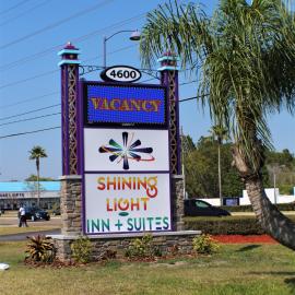 Shining Light Inn & Suites، فندق في كيسيمي
