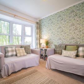 "Willow View" - Three Bedroom Streamside Home with Free Parking
