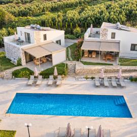 Mitos Luxury Villas Gerani 300sqm Heated pool sleeps 20, hotel Módiban