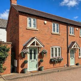 Carpenters Rest - Town Centre Boutique House with Private Parking