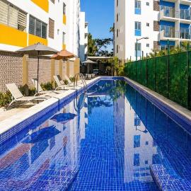 Depa con alberca en primer piso cerca del mar โรงแรมในปูแอร์โตบาญาร์ตา