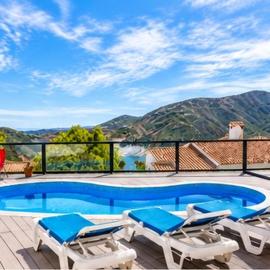 Viesnīca Peaceful Villa with Private Pool & Sea Views pilsētā Istana