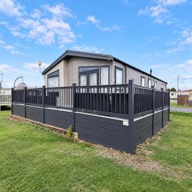 Stunning 7 Berth Lodge With Full-Wrap Decking, Heacham Beach, Norfolk Ref 21039F, viešbutis mieste Hečemas