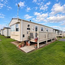 Lovely 6 Berth Caravan With Decking To The Side In Heacham Ref 21040E, hotel di Heacham