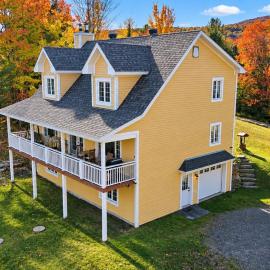 Le YOLO Spa & Ski Estrie - vue sur le mont Owl's Head, hotel en Potton