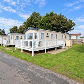 Caravan With Decking At Manor Park In Hunstanton, Sleeps 8 Ref 23046B، فندق في هونستنتون