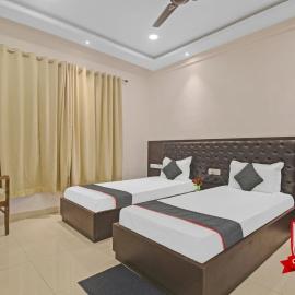 Super Townhouse Centre Point Inn Near Esplanade Metro Station