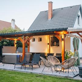 Fövenyes Hideaway - Privát Jakuzzi & Boutique Vendégház, hotelli kohteessa Balatonudvari