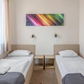 FREE PARKING, FREE BUFFET BREAKFAST, only 15 minutes to City Center