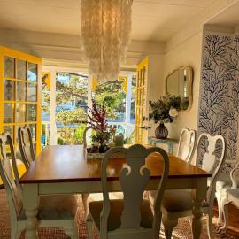 Beachy Chic Seaside Retreat-1 block to beach, 3 blks to town & fireplace, and outdoor fire pit