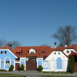 Bydleni u Babicky, hotel a Bratronice