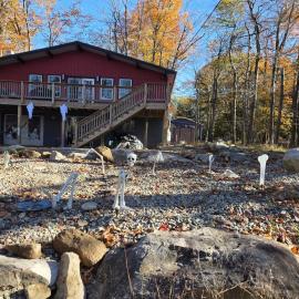 spooky waterfront view Retreat، فندق في Tobyhanna