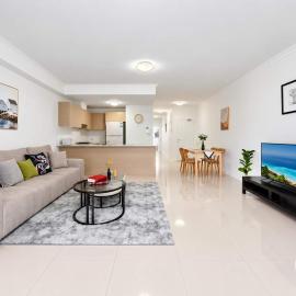 Sunny 2BR Brickworks Apartment Near Parramatta, hotel em Holroyd