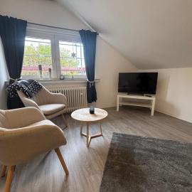 Große Dachgeschosswohnung für 6 Personen mit 3 Schlafzimmern und Klimaanlage, ξενοδοχείο σε Kamen