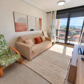 Quiet apartment in Cudón, hotel u gradu Cudón