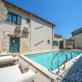 Villa Kirke, hotel a Próvarma