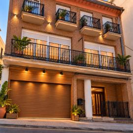 Casa Marina - Penthouse Triplex 4 bed 2 bath with rooftop & First Floor 2 bed apartment terraces and Juliette balconies - lift & garage available for full casa booking only, hôtel à Puerto de Sagunto