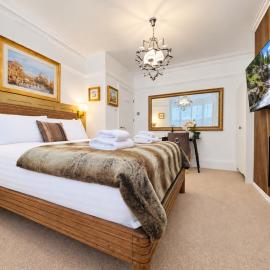 Oaklands Designer Apartment with Private Garden and Free Parking