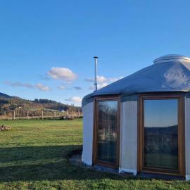 Jurta w Dębowinie - całoroczny glamping wśród gór i lasów, ognisko i rowery, hotel u gradu 'Dębowina'