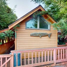 Peaceful dog-friendly cabin on the coast with great deck views, hótel í Brookings