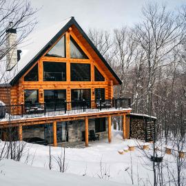 Majestic log cabin - Spa - Le Taureau, hotell i Saint-Philémon