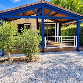 Mimizan, Cottage avec piscines & spa proche plage、Biasのホテル