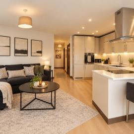 Spacious Maidstone 2Bed 2Bath - Parking & Balcony - Perfect for Family & Contractors