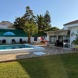 Chalet de Lujo con Piscina Privada cerca de Sevilla, hotel din Sevilia