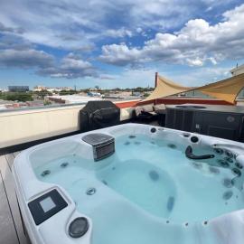 2 private rooms with access to hot tub