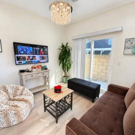 2-bedroom guest house in cool Huntington Beach with AC, WiFi