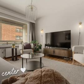 Spacious Design Apartment, City Center, Free Parking, 65 TV & Games