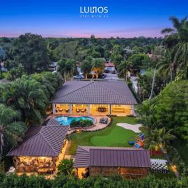 TropiCasa Paradise Near Beach-Downtown with Heated pool Mini Golf & BBQ L22