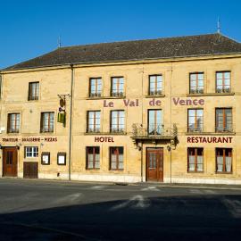 Logis Hôtel Le Val de Vence, хотел в Launois-sur-Vence