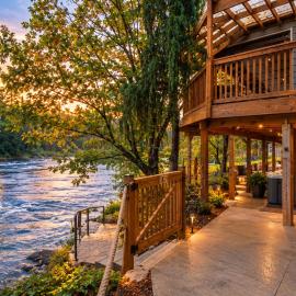 Tranquil Riverfront Retreat, хотел в Washougal