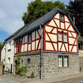 Fachwerkhaus Rosengärtchen by Vulkaneifel-Chalets, hotel in Kottenheim