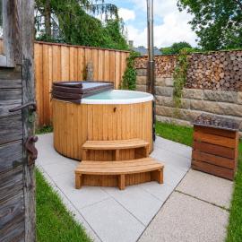 Ferienhaus auf einer Ebene mit eigenem Garten, Sommerpool und Badefass