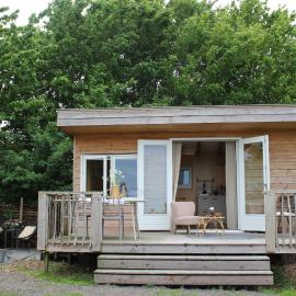 Tiny house Friesland nabij het water met hottub Fjild Hûske
