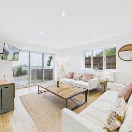 4 Bed House - Hill top views - 3 car driveway