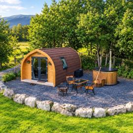Cozy Romantic Mountain View Cabin with Hot Tub in Snowdonia, hotel v destinaci Penmaenpool