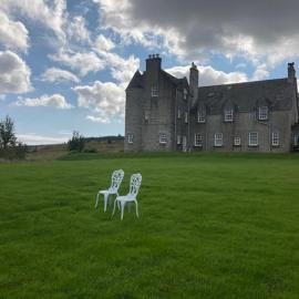 Lairg 8-Bed Hunting Lodge Sleeps 16 Pet Friendly, хотел в Лейрг