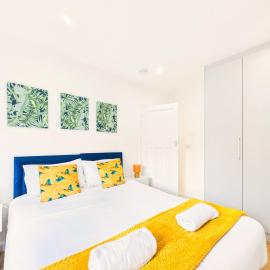 Lovely 2 Bed Heathrow and parking, хотел в Feltham