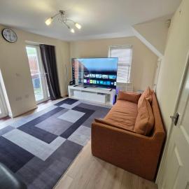 Shirebrook 2-Bed Home with Parking & Games, hotel in Mansfield
